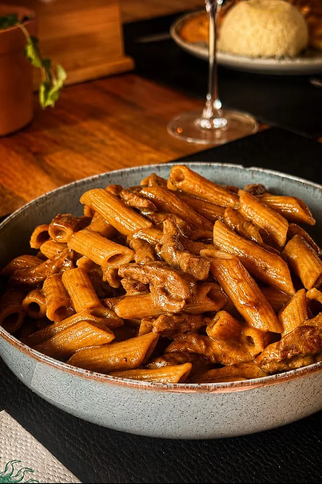 Penne com iscas de alcatra ao molho de mostarda