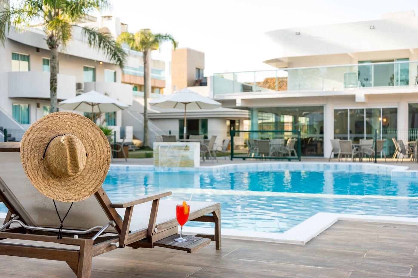 Um momento de descanso na área da piscina